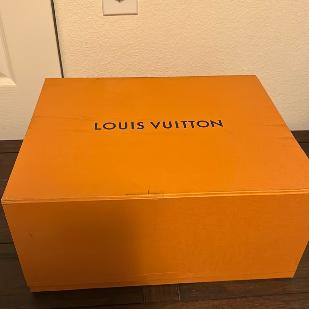💯 authentic Louis Vuitton box 16”x13”7 and Red ribbon